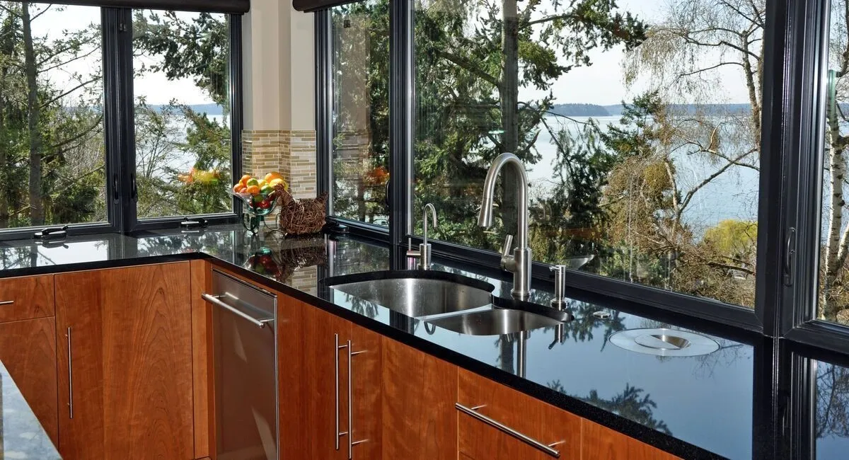 Гранит Absolute Black в интерьере (столешница)